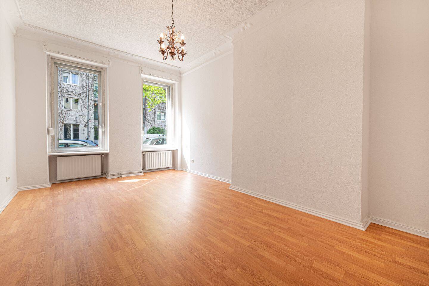 ? Frisch renovierter Altbau-Charme in Berlin Tegel: Helle 3-Zi-Whg mit Stuck, neuem Bad & Garten – 13403 Berlin – Bild 1 von 2