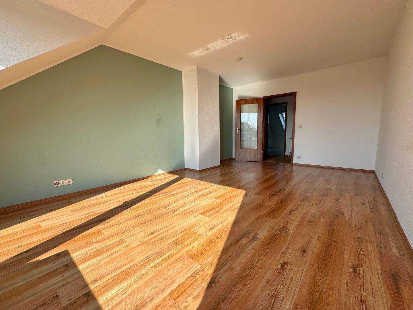 Attraktive Dachgeschosswohnung mit Balkon und Blick ins Grüne!, 24568 Kaltenkirchen