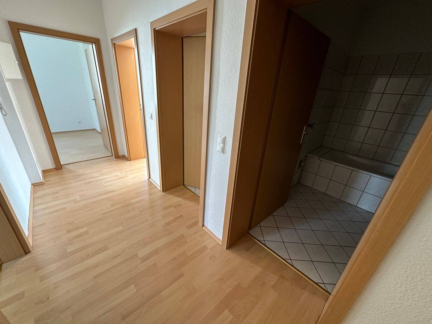 1. OG – Balkon am Arbeitszi. – Stellplatz mgl. – Wanne ! – Chemnitz – Vorschaubild 5