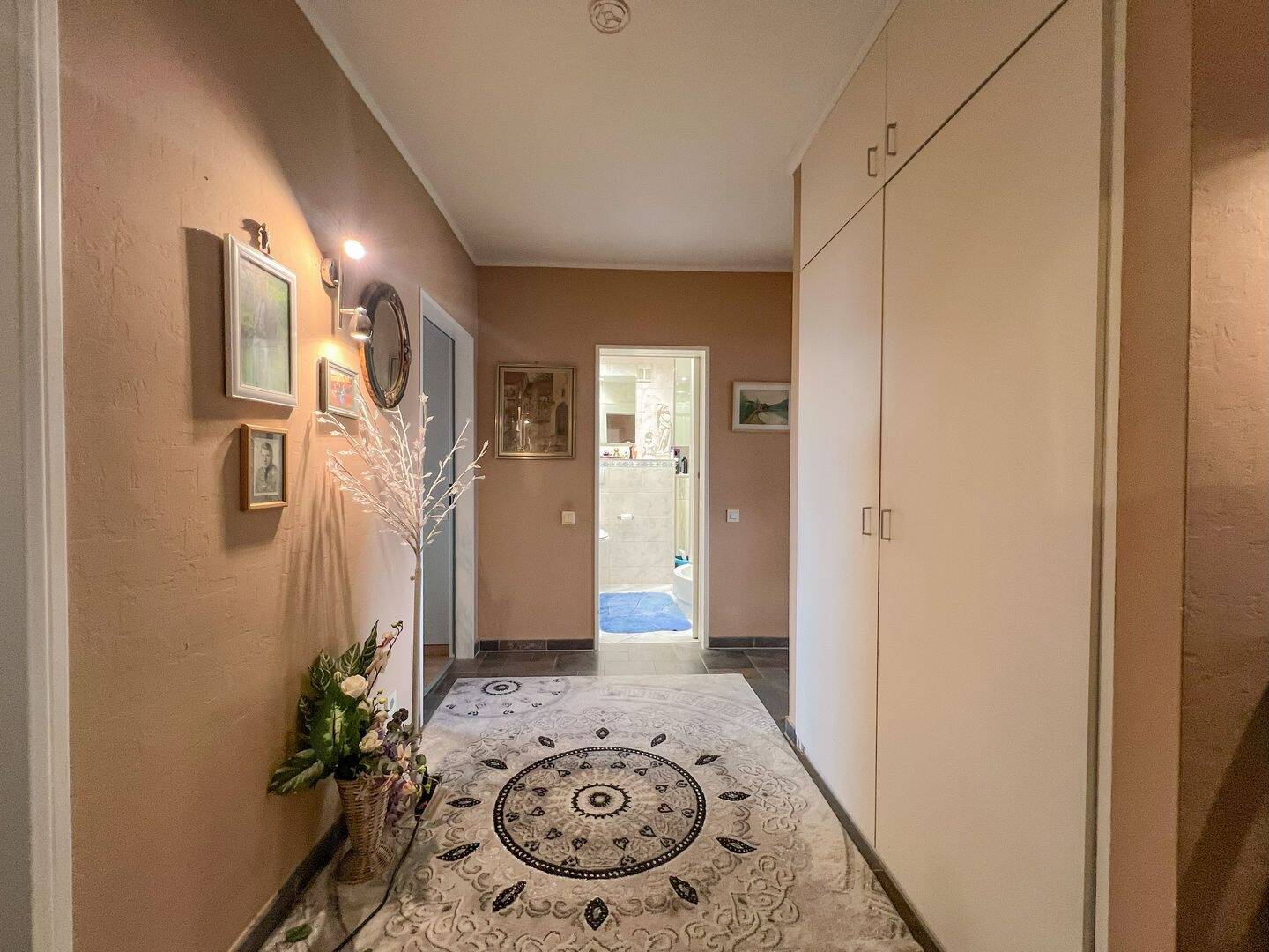 Helle großzügige 3 Zimmer Etagenwohnung mit Stellplatz – vermietet, 60437 Frankfurt am Main