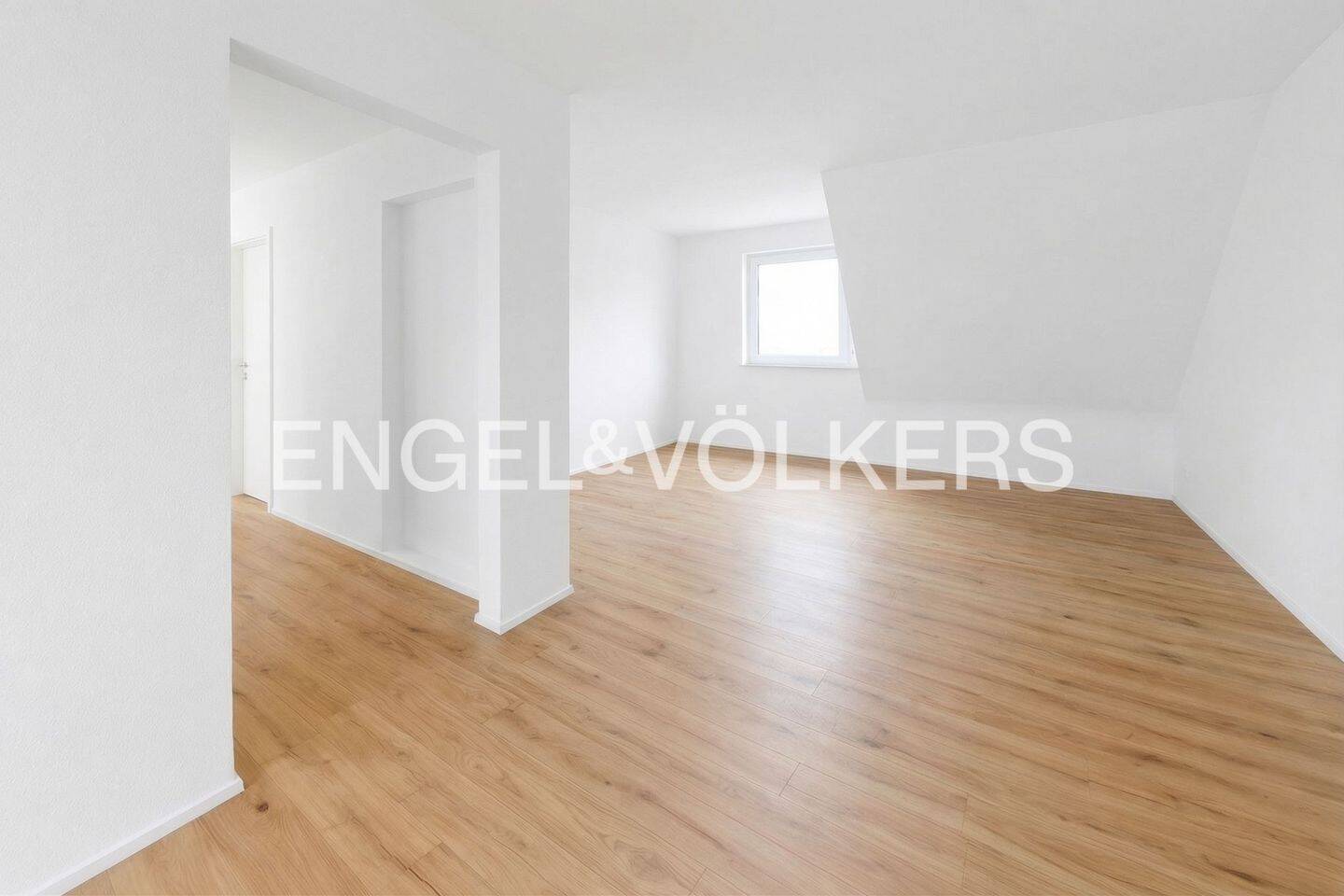 Charmantes Wohnen unterm Dach – kernsanierte Eigentumswohnung mit besonderem Flair in Schweinfurt / Oberndorf, 97424 Schweinfurt