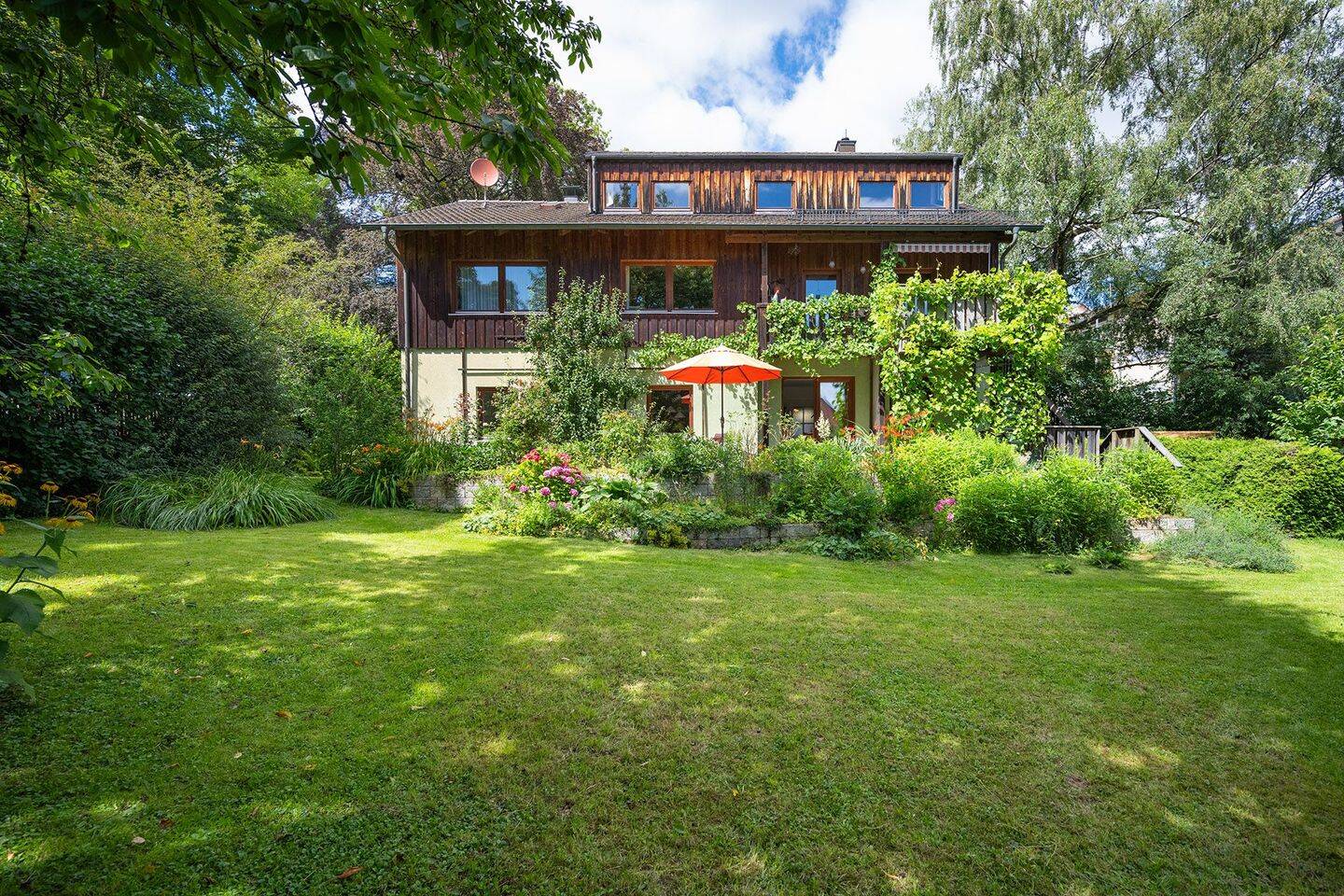 Jung und Alt unter einem Dach! Großes Zweifamilienhaus mit traumhaftem Garten, 85356 Freising