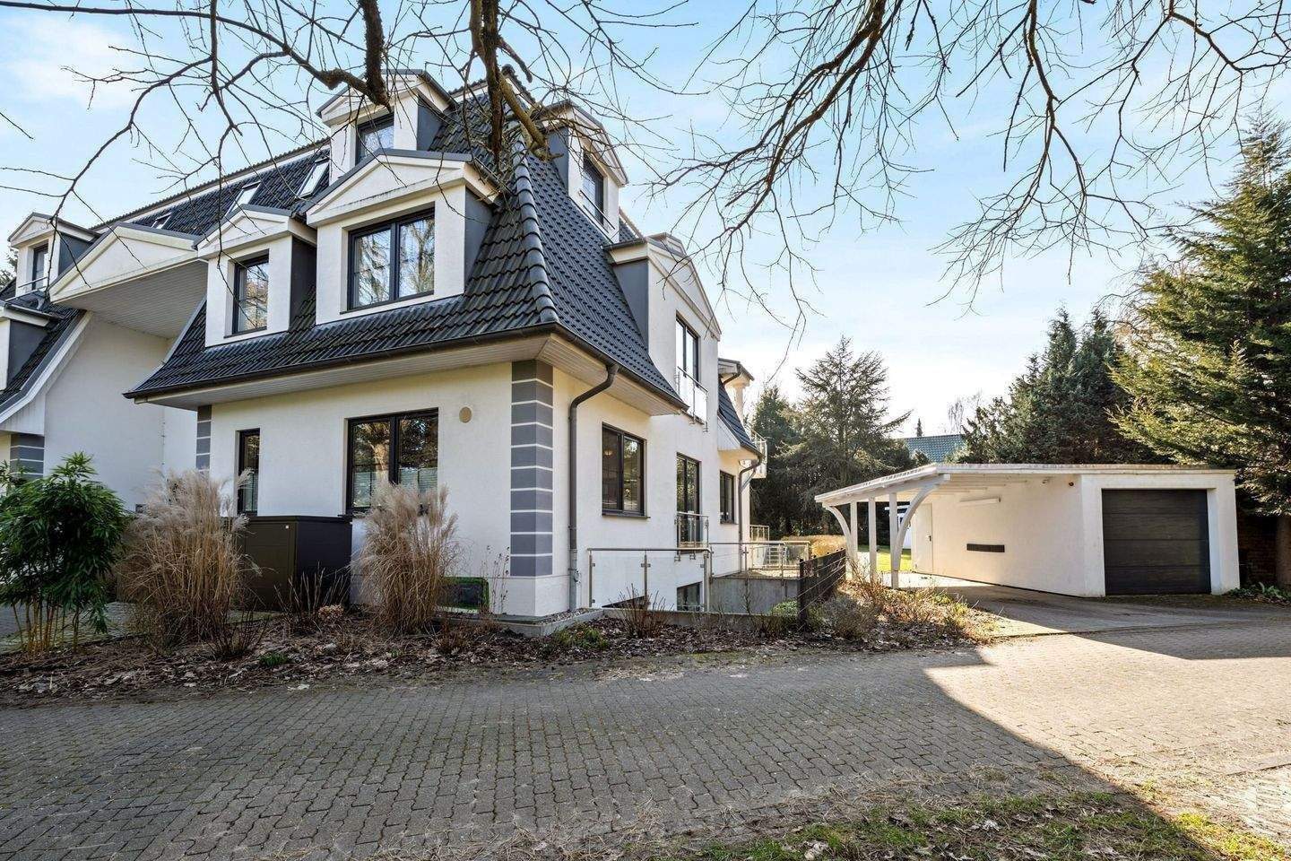 Wohntraum auf 2 Etagen: Maisonettewohnung mit Garten und stilvollem Design