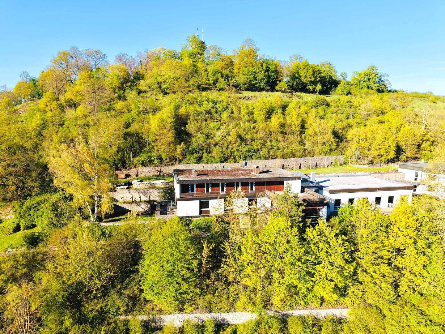 Begehrte Alleinlage… exklusives Wohnen mit viel Licht, Luft und Sonne! Mehrere Gebäude lösen Ihre Wohn- und Gewerbepläne, 97483 Eltmann