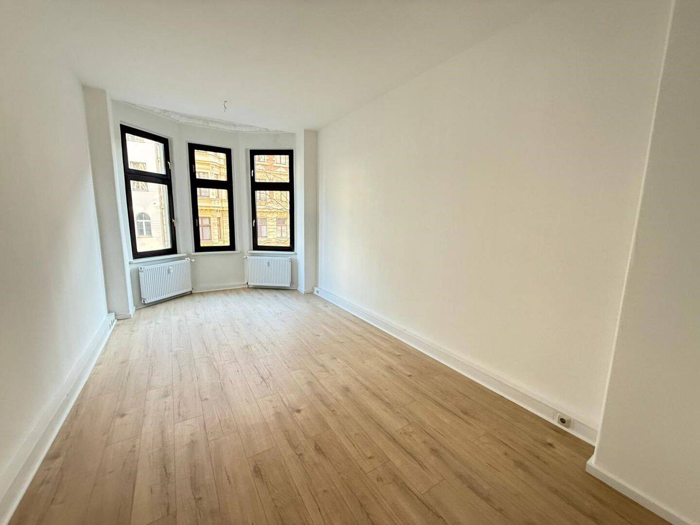 5-Raum-Wohnung direkt am Hasselbachplatz, 39104 Magdeburg (Altstadt Buckau)