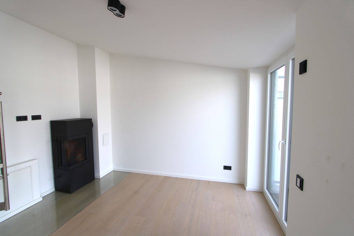Penthouse mit großer Dachterrasse (34,6 qm) und Tiefgaragenstellplatz mit eigener E-Ladestation, 63073 Offenbach am Main (Bieber)