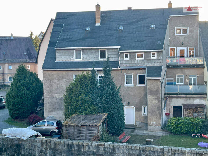 Vollvermietetes Mehrfamilienhaus bei Dresden, Dippoldiswalde: 3 WE | Faktor 11,5 | Garagen & Balkone, 1744 Dippoldiswalde