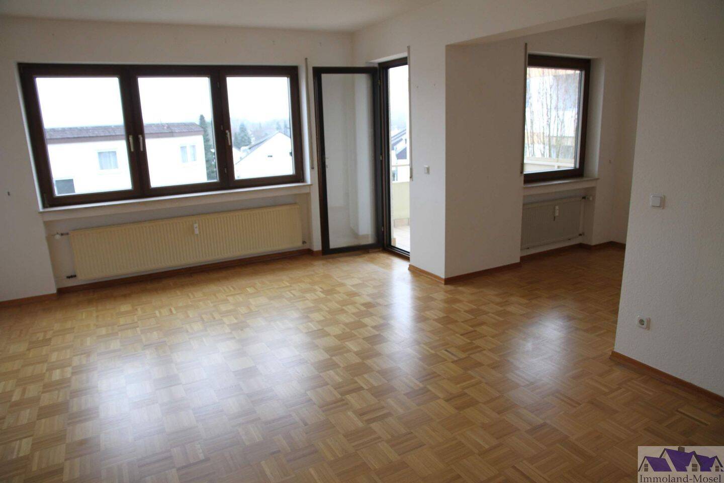 Eigentumswohnung im 3. OG, Endetage, mit großem Balkon, EBK und Stellplatz. Blick über Wittlich, 54516 Wittlich