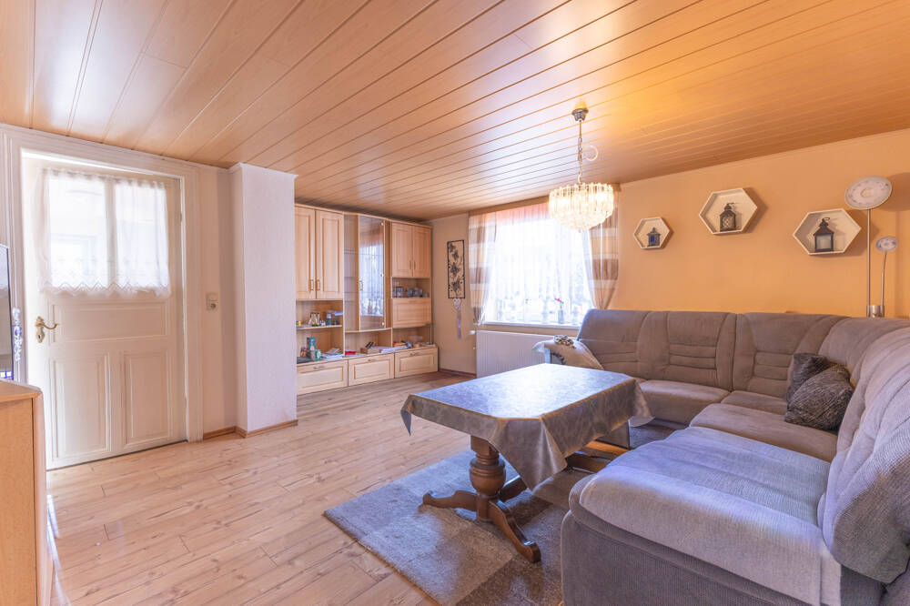 Zweifamilienhaus mit großem Entwicklungspotenzial in zentraler Lage von Heide, 25746 Heide