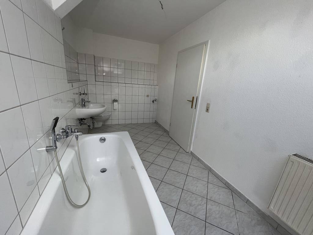 Preiswerte 2 DG-Zimmer Wohnung im Zentrum von Weida!, 7570 Weida