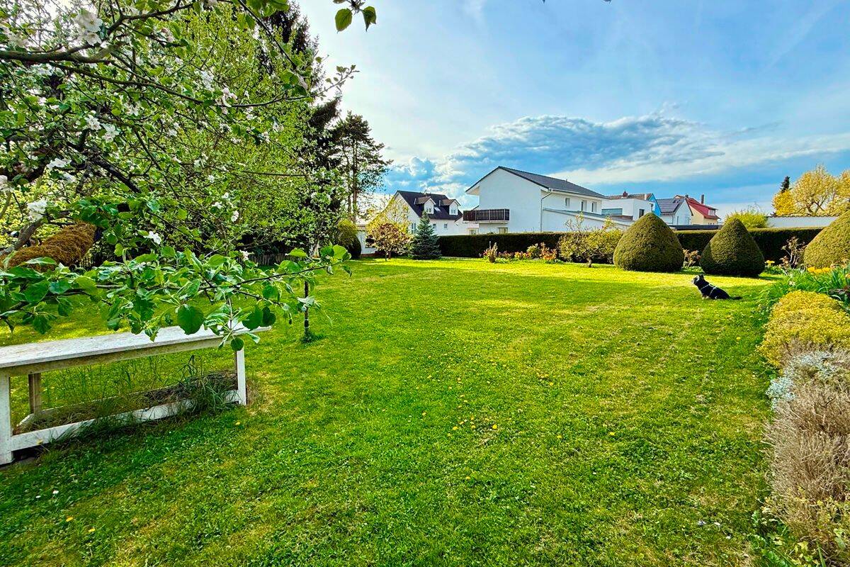 Frankfurt-Nieder-Erlenbach: Einmalige Lage! Großzügiges Villenanwesen am Bebauungsrand, 60437 Frankfurt am Main
