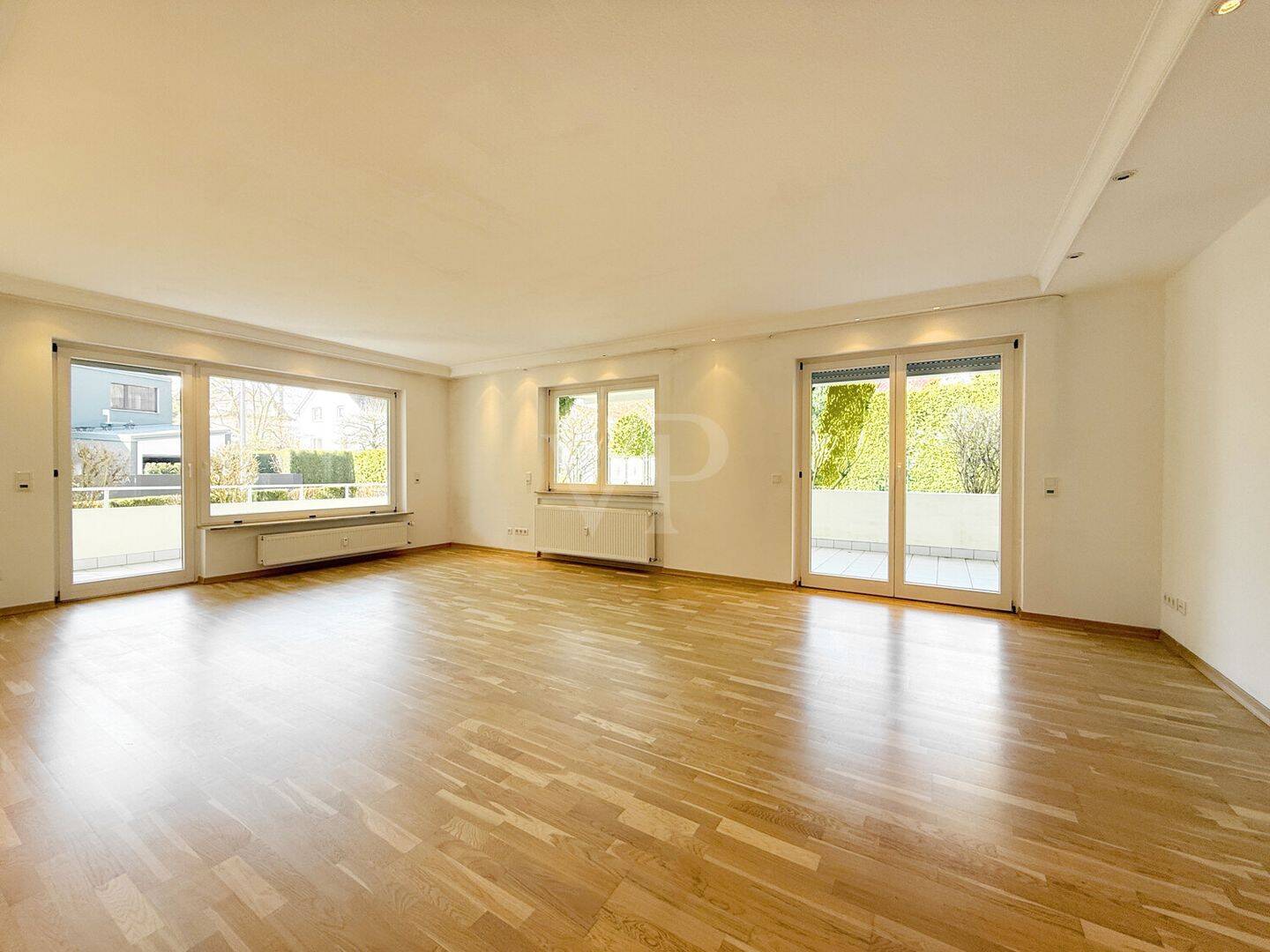 VON POLL – BAD HOMBURG: Großzügige 4-Zimmer-Wohnung mit 2 Balkonen in Traumlage am Naturpark Taunus, 61350 Bad Homburg v.d. Höhe