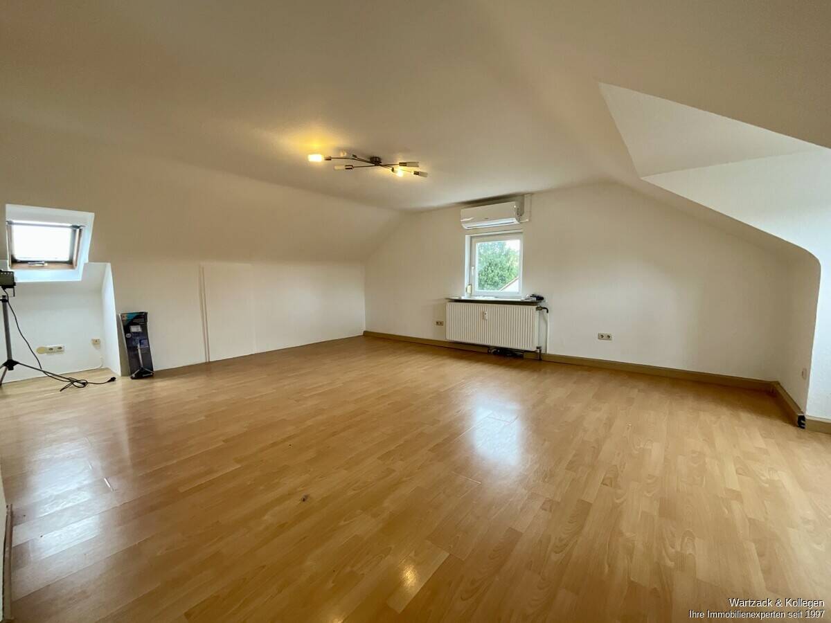schöne Dachgeschosswohnung im 2. OG mit Garage und Gartenmitbenutzung in Nürnberg-Großreuth, 90431 Nürnberg