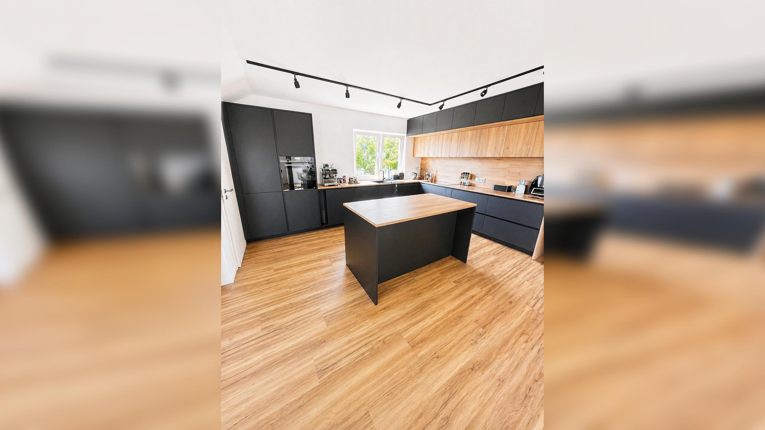 Exklusive Dachgeschosswohnung mit großer Sonnenterrasse, Designer Einbauküche & Garage *sofort bezugsfrei*, 66701 Beckingen