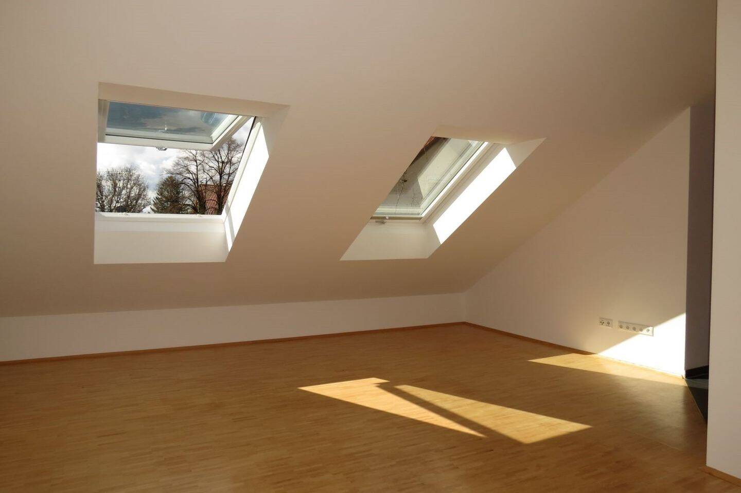 Erbpacht eine clevere Alternative, sehr helle DG-Wohnung mit Süd-Terrasse, Ostbalkon, Lift, 85579 Neubiberg