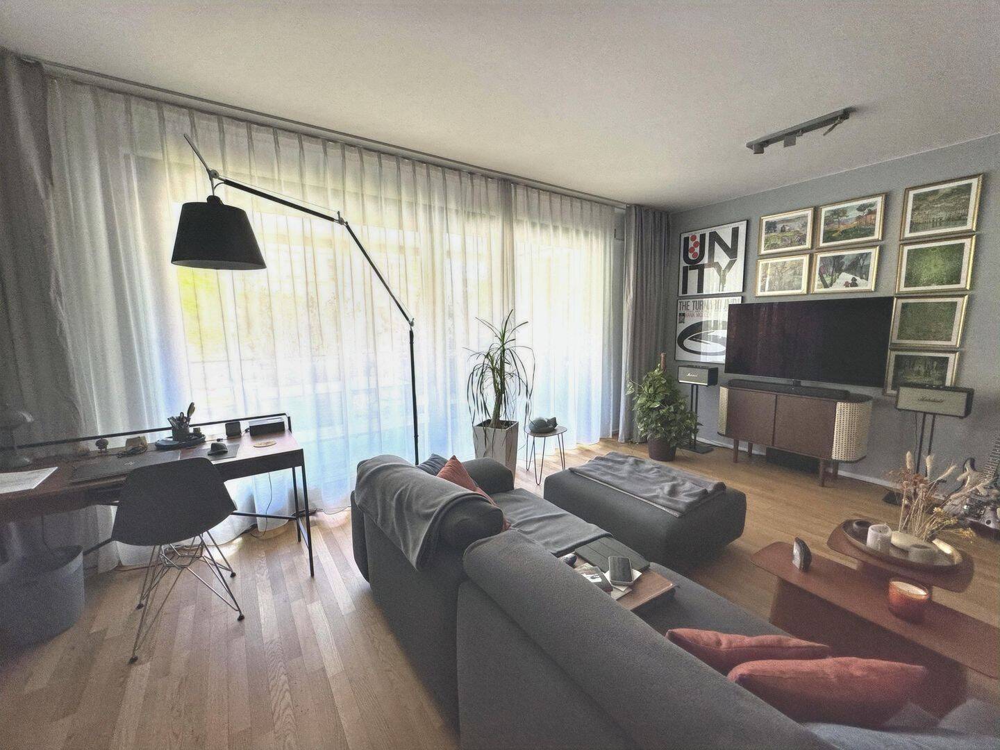 Villenviertel: Moderne 2-Zimmerwohnung mit Balkon & Tiefgarage