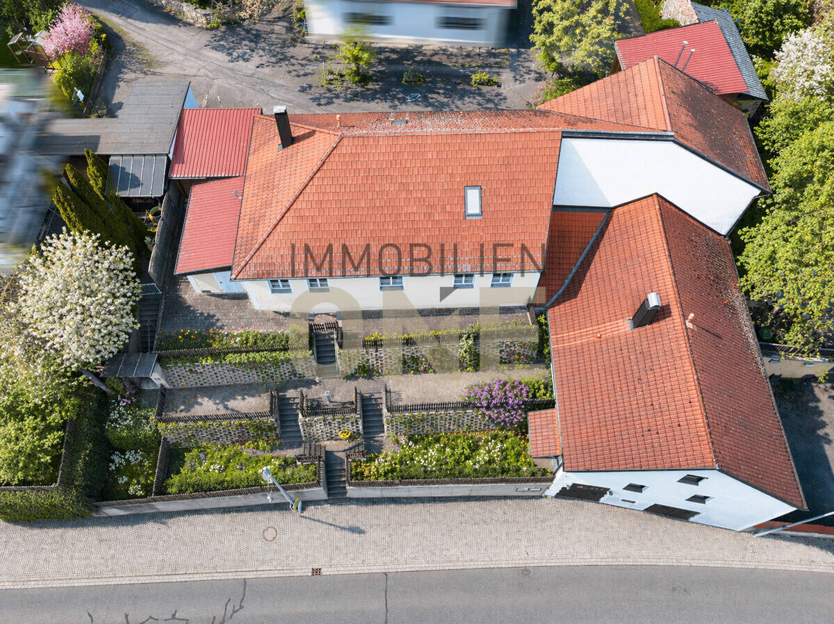 Kernsaniertes Wohnhaus, Gastro-/Gewerbefläche und sanierungsbed. Wohnung darüber, 84069 Schierling