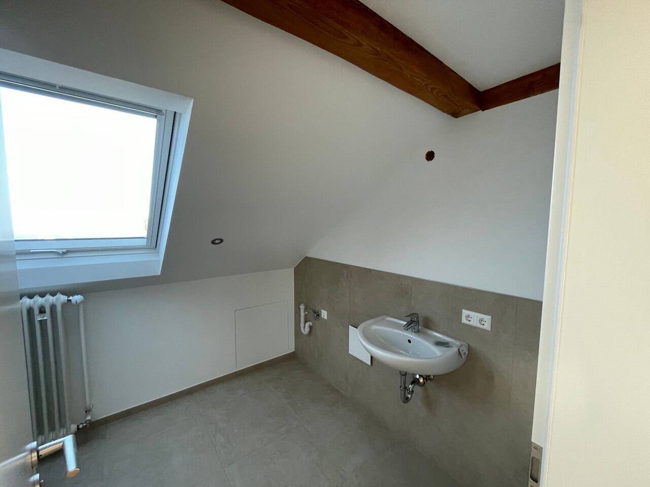 Moderne 3,5-Zimmer-Dachgeschosswohnung inkl. Garage und Einbauküche zu vermieten, 89150 Laichingen