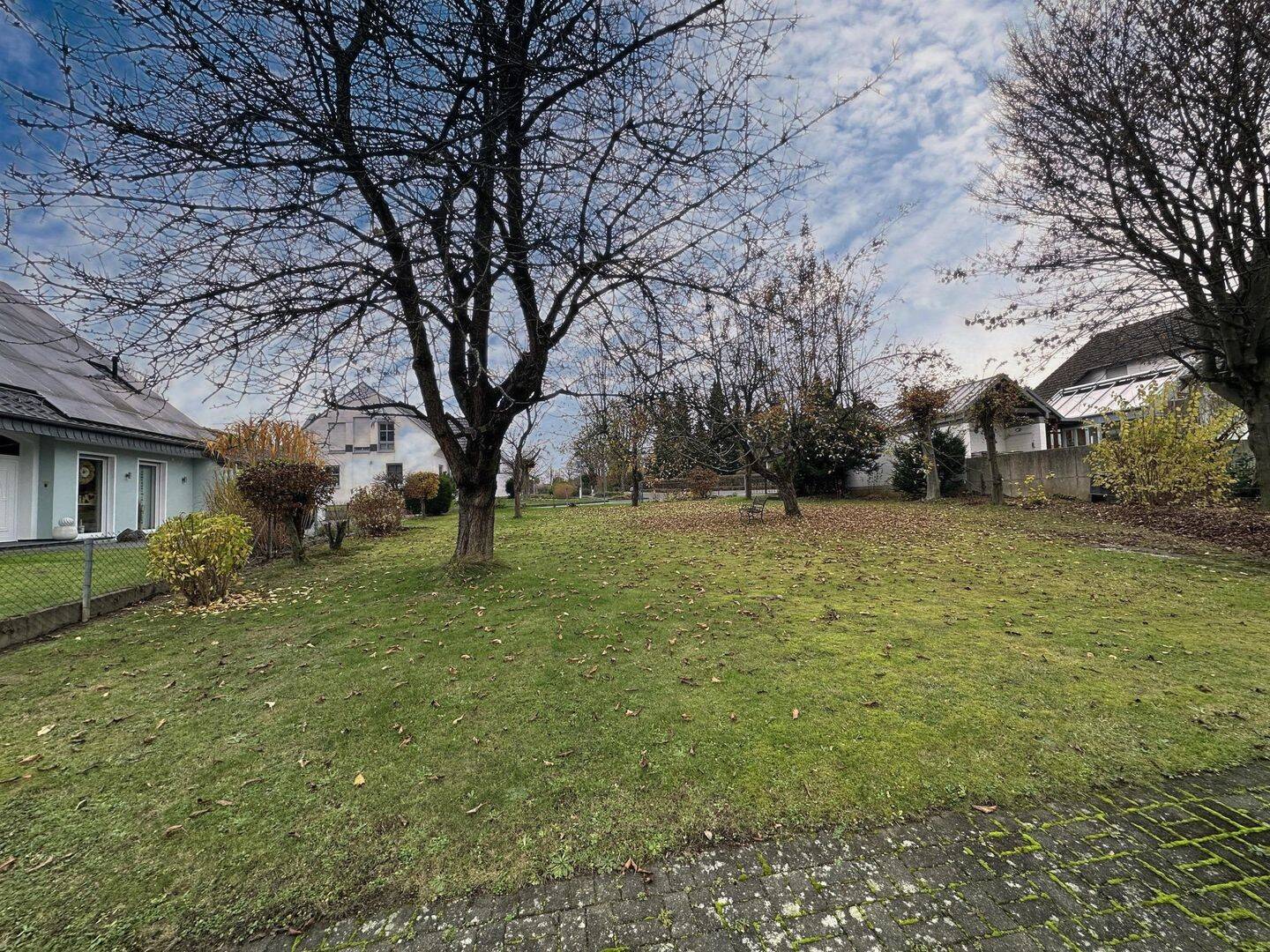 ***Freistehendes Einfamilienhaus mit zusätzlichem Baugrundstück***, 32839 Steinheim