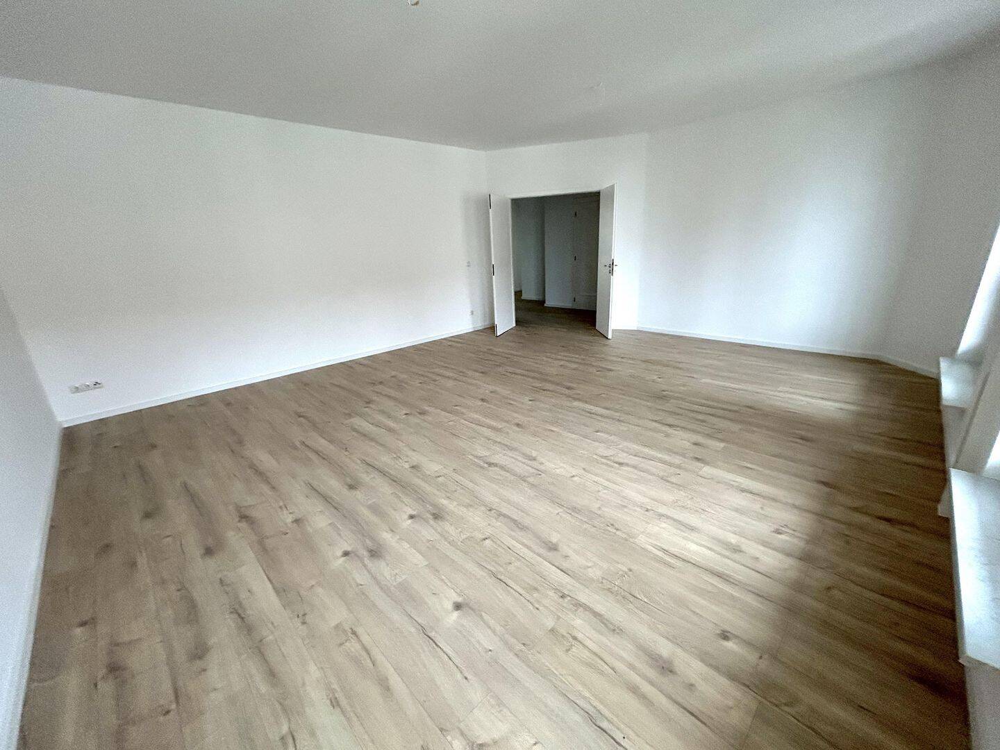 Großzügige Altbauwohnung in der Hegelstraße !