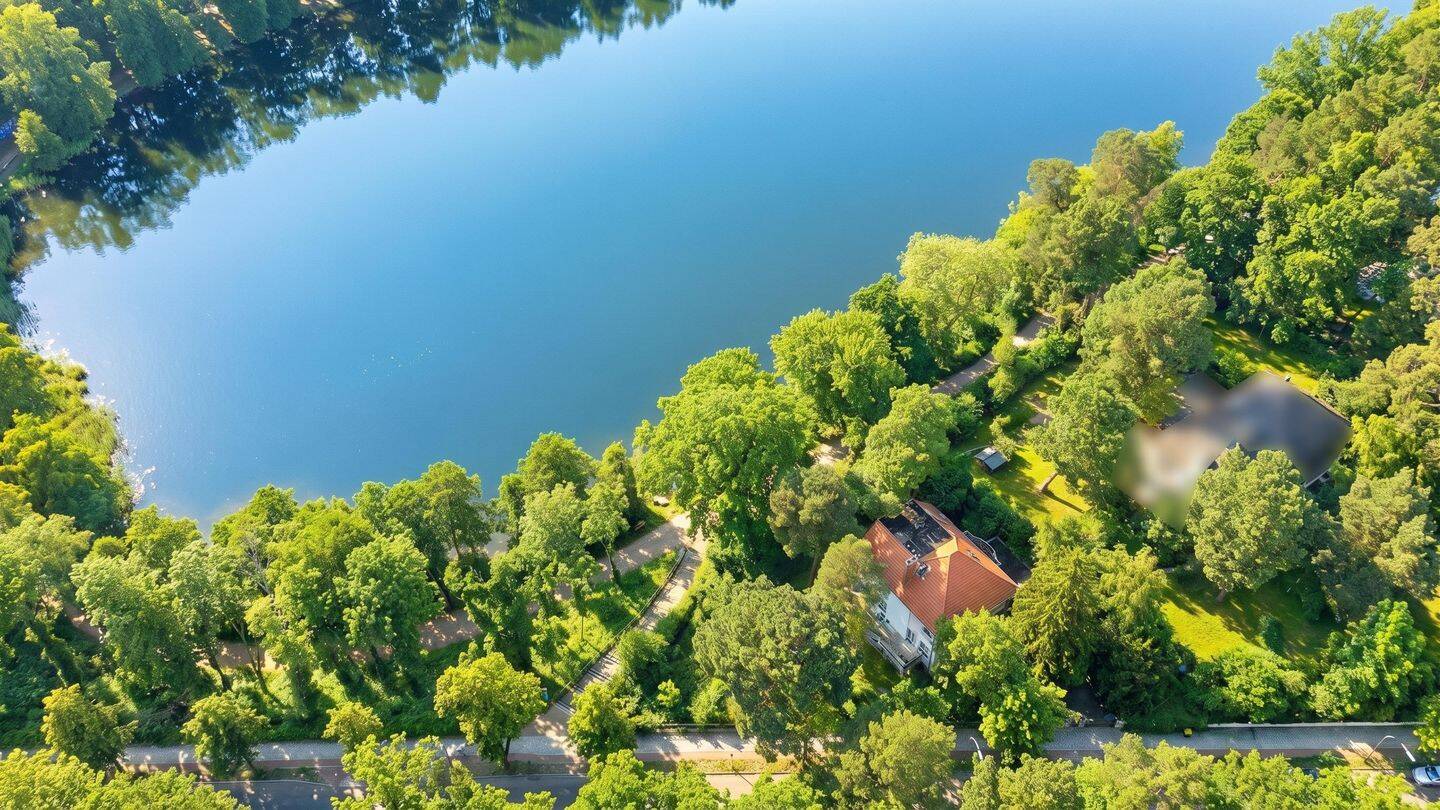 Ein Sprung vom eigenen Garten in den See: Historische Villa in einzigartiger Schlachtenseelage – 14129 Berlin – Vorschaubild 3