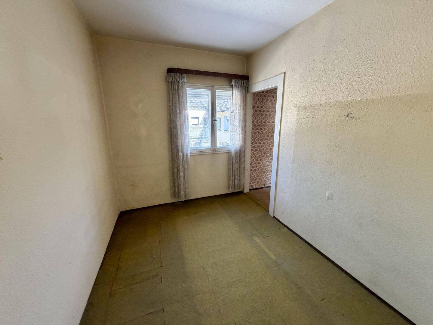 Haus sucht Handwerker zur liebevollen Gestaltung- Mietertrag inklusive! MFH in Amberg, 92224 Amberg