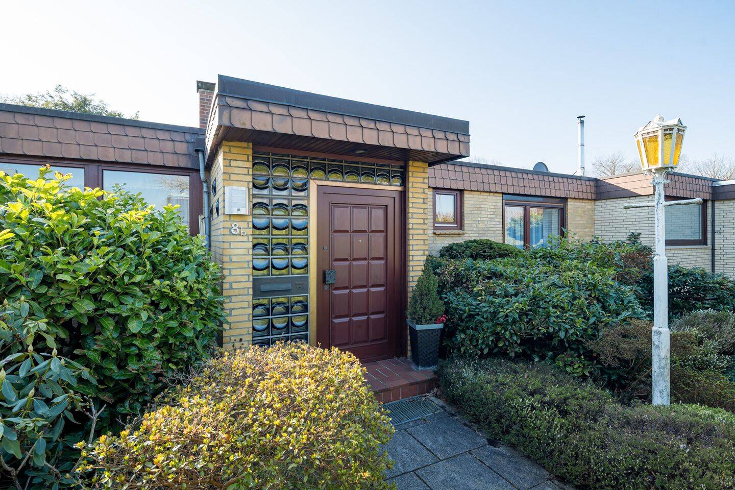 Attraktiver Reihenbungalow mit Vollkeller, Wintergarten, Kamin, Einzelgarage und viel Komfort – 22149 Hamburg – Vorschaubild 3