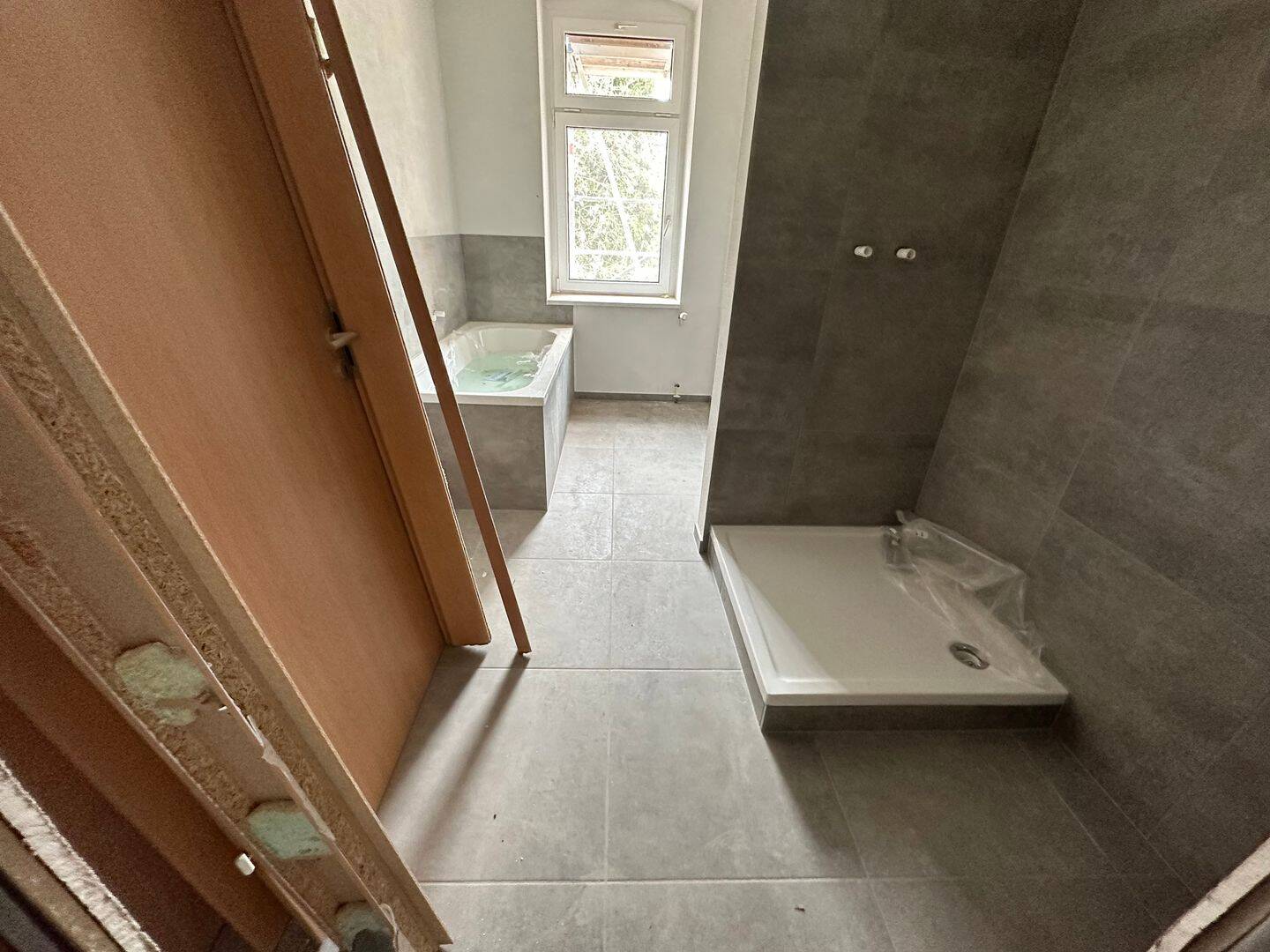 2. OG / Laminat /  Wanne+Dusche+Fenster /  zwei Balkon u.v.m., 9126 Chemnitz (Altchemnitz Bernsdorf Gablenz Lutherviertel Sonnenberg)