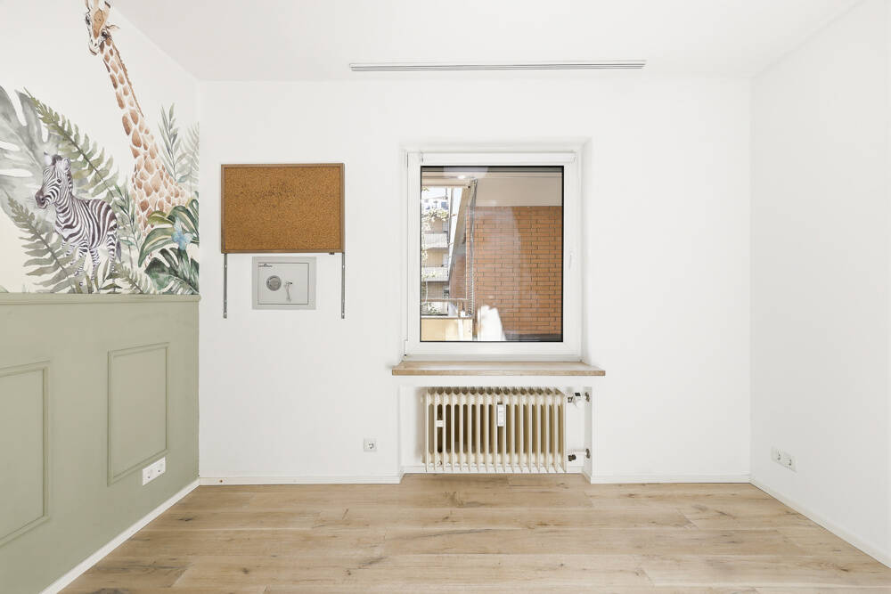 Zentral & kernsaniert: Helle 2,5-Zimmer-Wohnung mit Tiefgaragenstellplatz – 81241 München – Vorschaubild 3