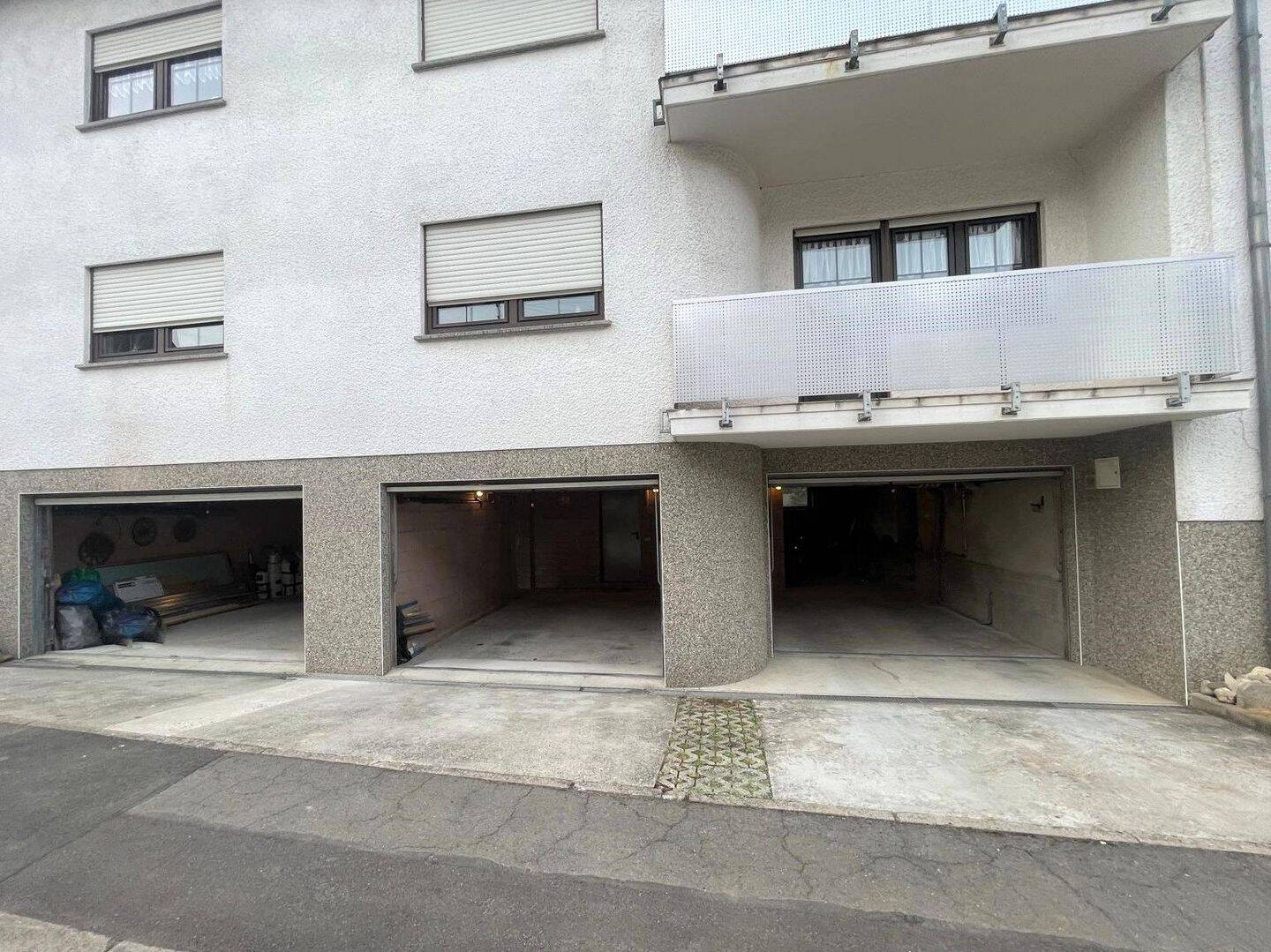 Großzügiges Mehrfamilienhaus mit 620 m² Wohnfläche, Balkonen, Garagen & Ausbaureserve in Gersheim, 66453 Gersheim