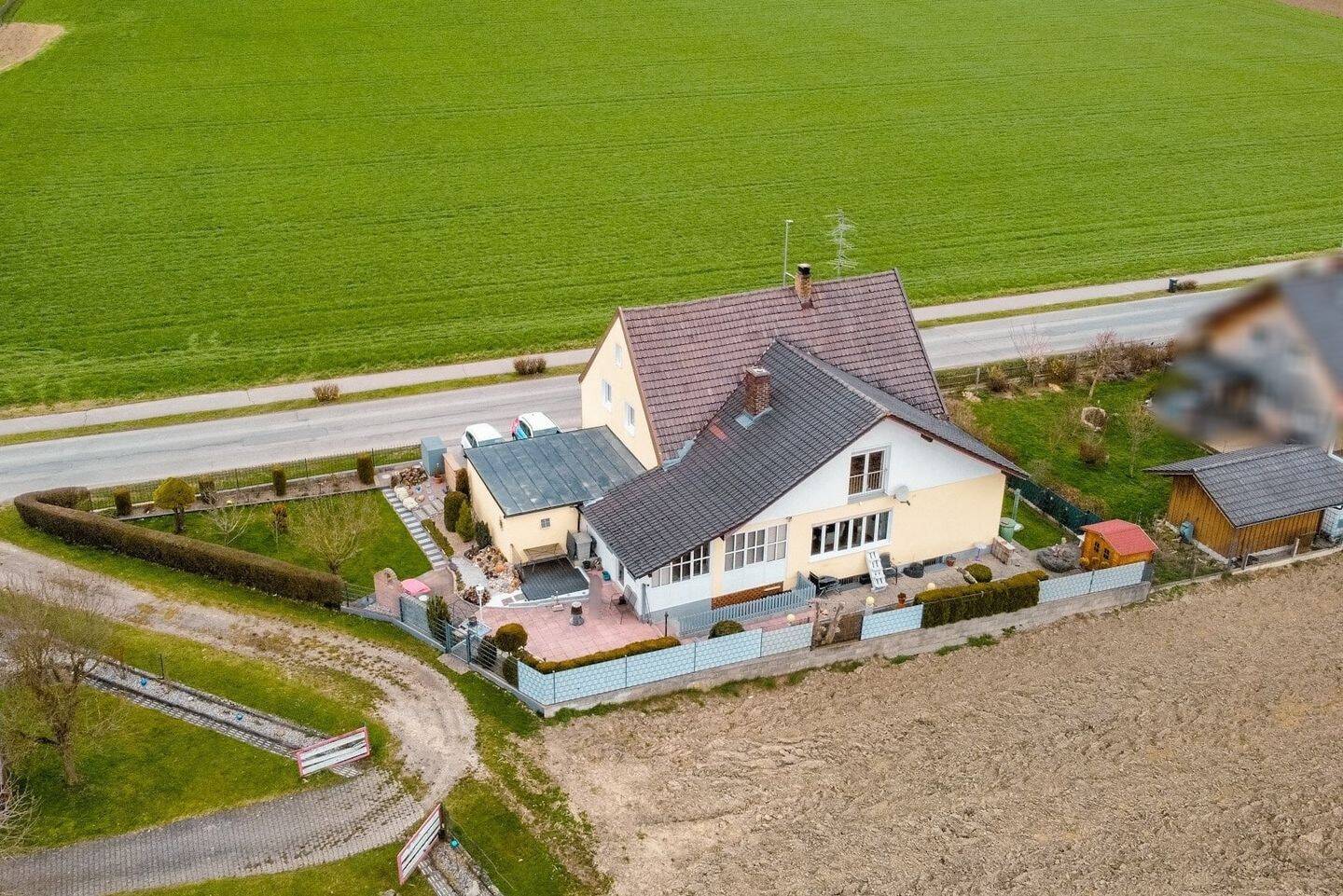Lichtdurchflutetes Familienhaus mit Wintergarten & Blick ins Grüne nähe Bad Griesbach, 94086 Bad Griesbach i. Rottal