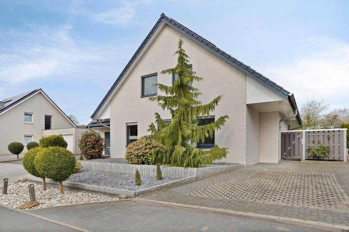 Freistehendes Wohnen auf einem großzügigen Grundstück von 653 m² in der waldreichen Umgebung von Uelsen, 49843 Uelsen