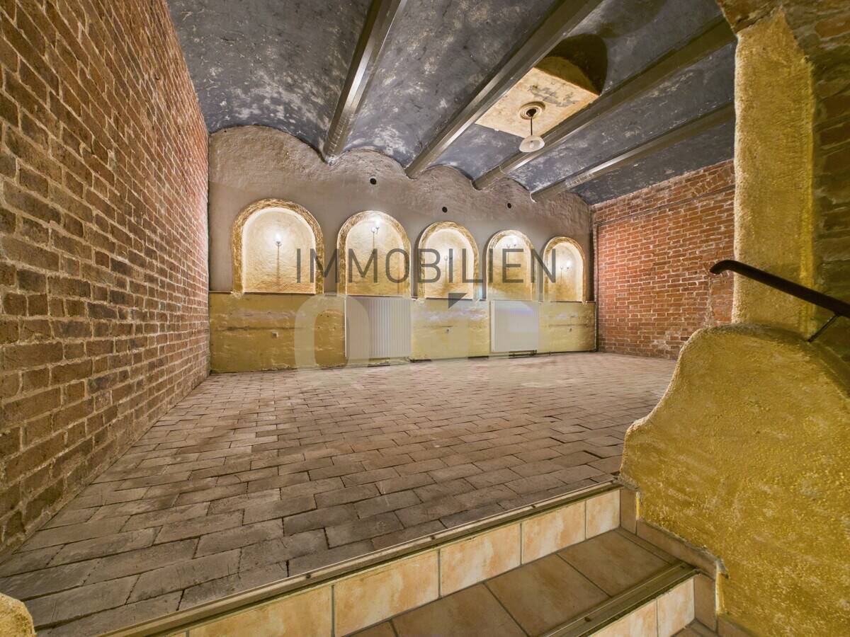 Sanierungsbedürftiges Wohnhaus mit Gastro / Gewerbefläche, 84069 Schierling
