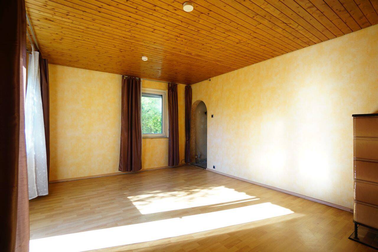 Reiheneckhaus mit Terrasse, schönem Garten und 2 Garagen, 72766 Reutlingen