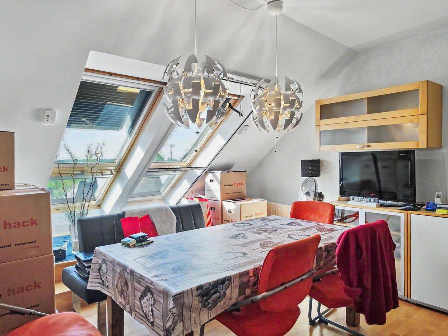Charmante 4-Zimmer-Dachgeschosswohnung mit Cabrio-Fenstern und Homeoffice-Potenzial in Solingen, 42699 Solingen (Höhscheid Merscheid Ohligs-Aufderhöhe)