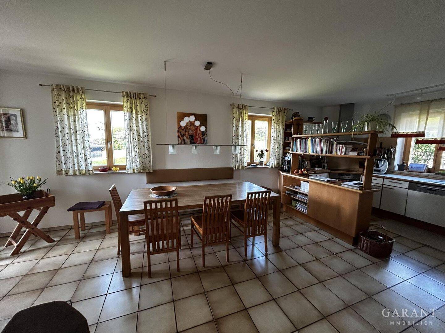 Schönes Einfamilienhaus mit großer Einliegerwohnung und Traumgarten in leichter Hanglage, 94121 Salzweg