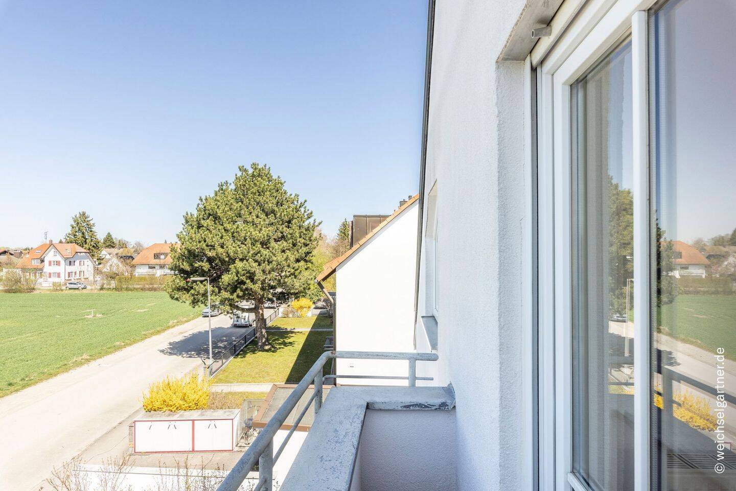 Bezugsfreie Dachgeschosswohnung mit schöner Wohnatmosphäre und TG-Einzelstellplatz – 81829 München – Vorschaubild 3