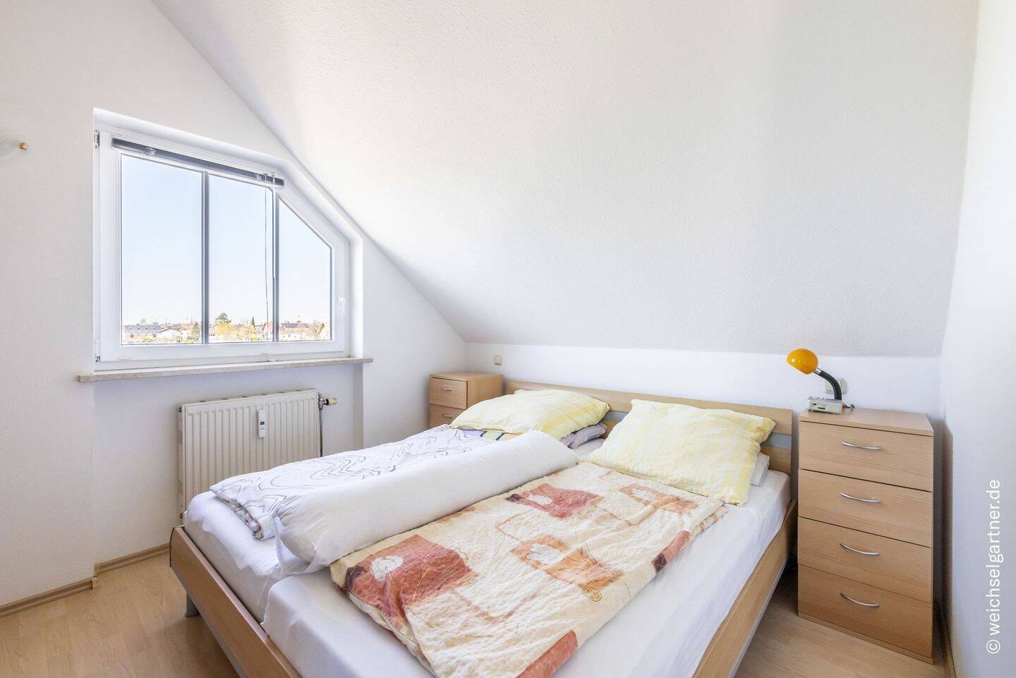 Bezugsfreie Dachgeschosswohnung mit schöner Wohnatmosphäre und TG-Einzelstellplatz – 81829 München – Vorschaubild 4