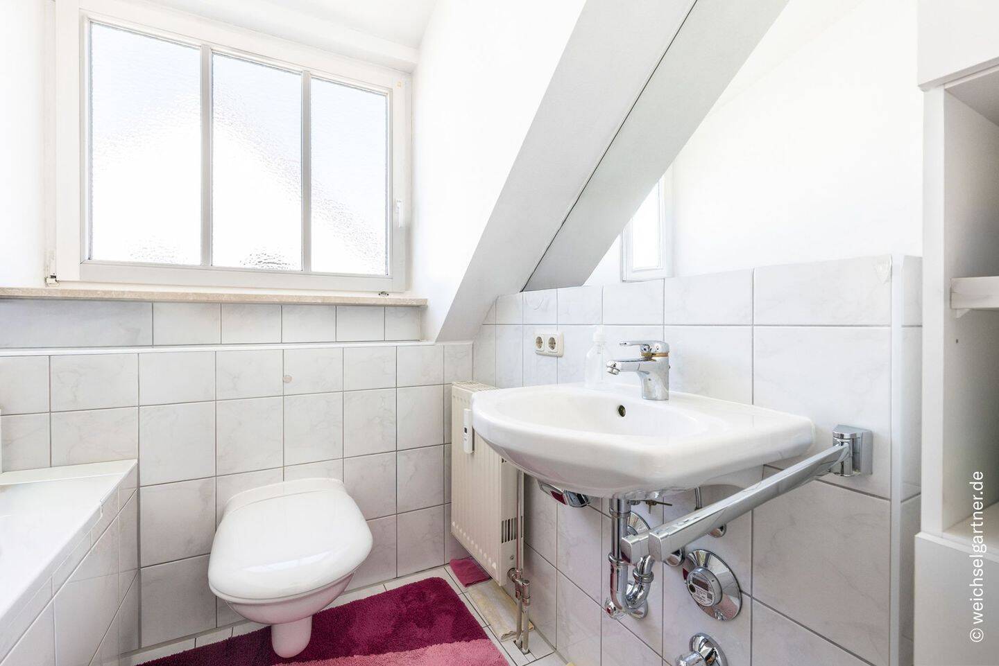Bezugsfreie Dachgeschosswohnung mit schöner Wohnatmosphäre und TG-Einzelstellplatz – 81829 München – Vorschaubild 5