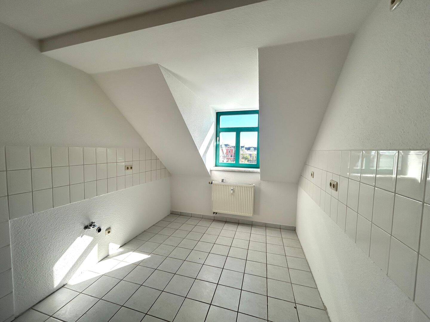 ***Helle 3-Zimmer-Dachgeschosswohnung in Altendorf mit neuem Bodenbelag***