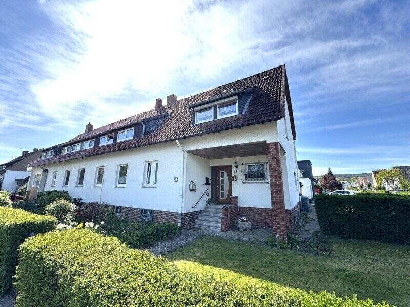 Zweifamilien – Doppelhaushälfte mit Terrasse, Balkon und zwei Garagen, 30890 Barsinghausen
