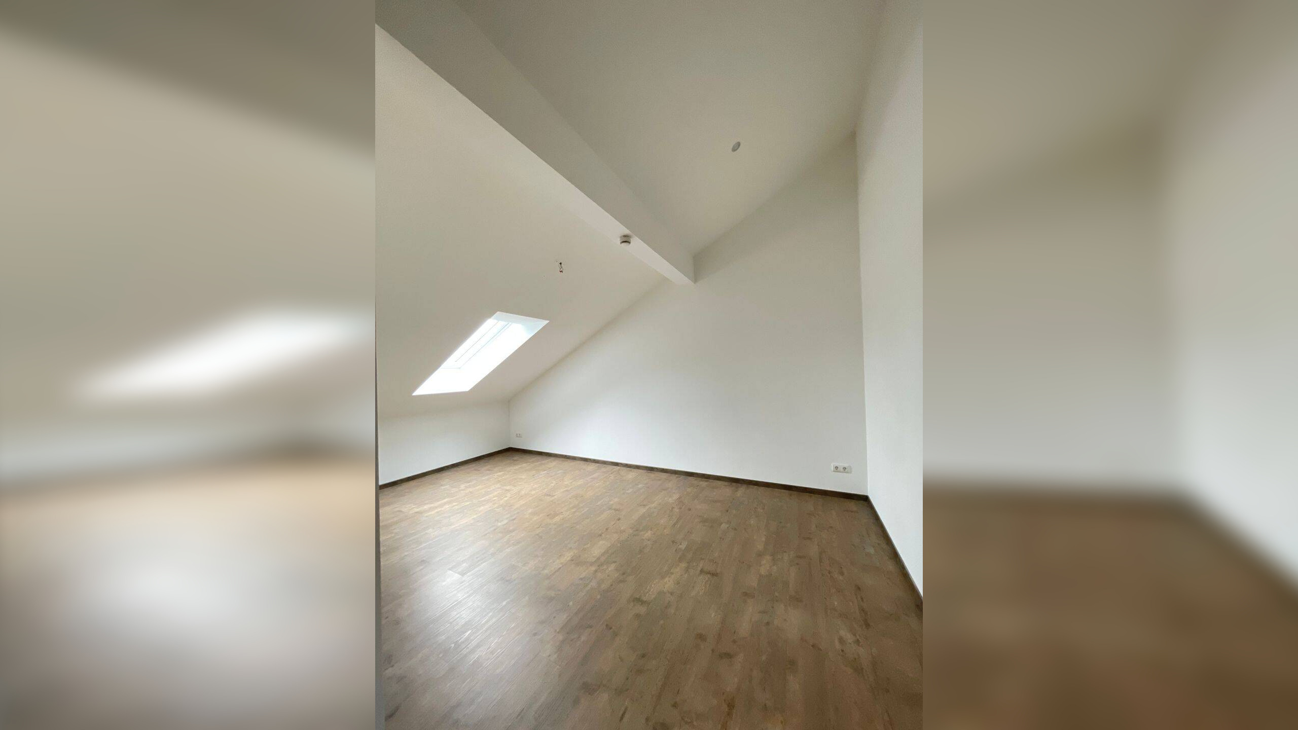Exklusives Wohnen unterm Dach: Kernsaniert, barrierefrei & mit traumhaftem Bergblick, 83026 Rosenheim (Aising Happing Pang Süd)