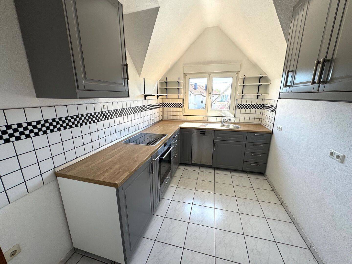 *Provisionsfrei* Schöne 4 Zimmer–Maisonette-Wohnung mit zwei Balkonen und Stellplätzen, 65795 Hattersheim am Main
