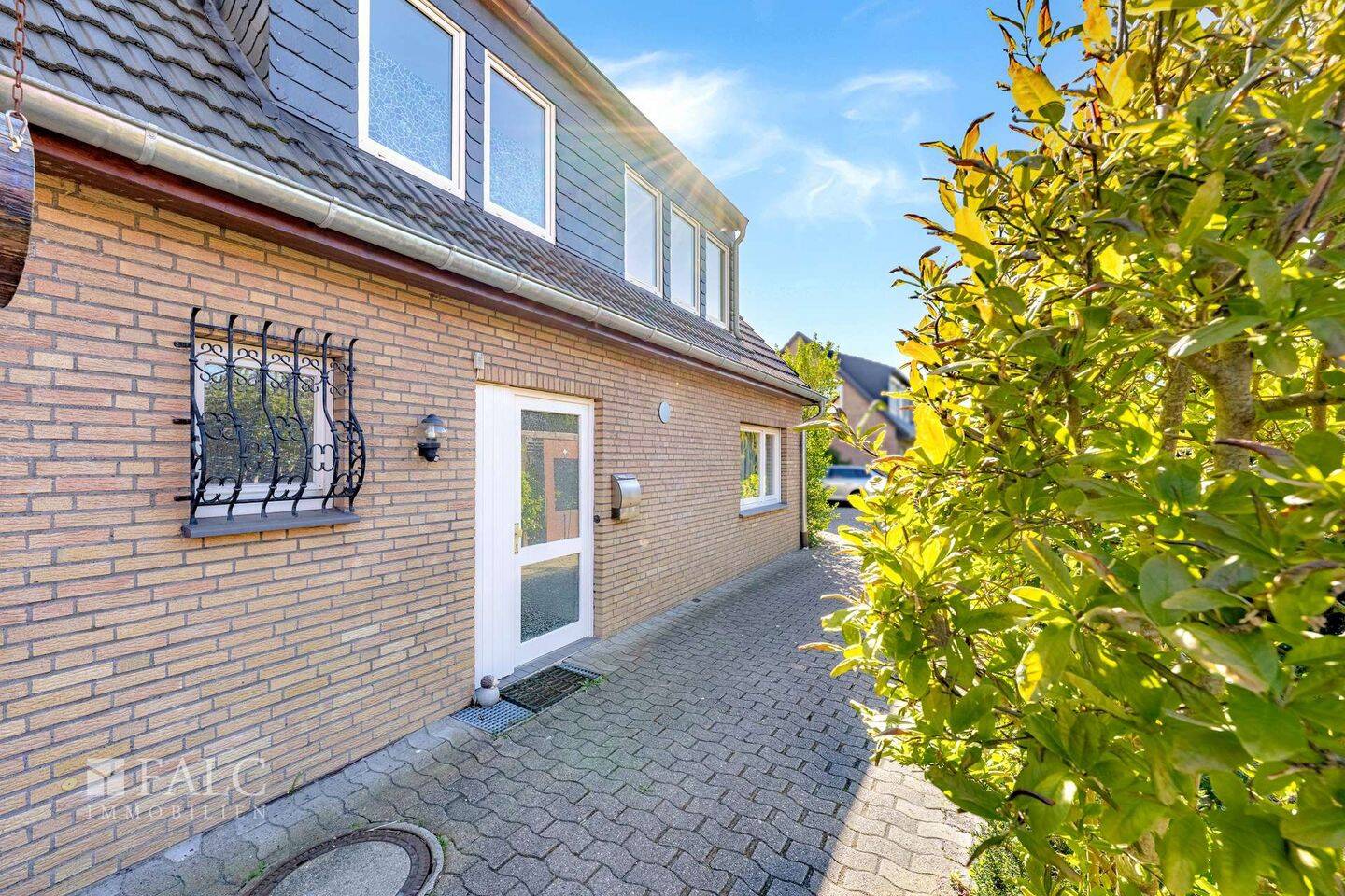 Familienglück in bester Lage – modernisierte DHH mit Garten und Carport – Oldenburg-Eversten, 26131 Oldenburg (Oldb) (Bloherfelde Eversten)