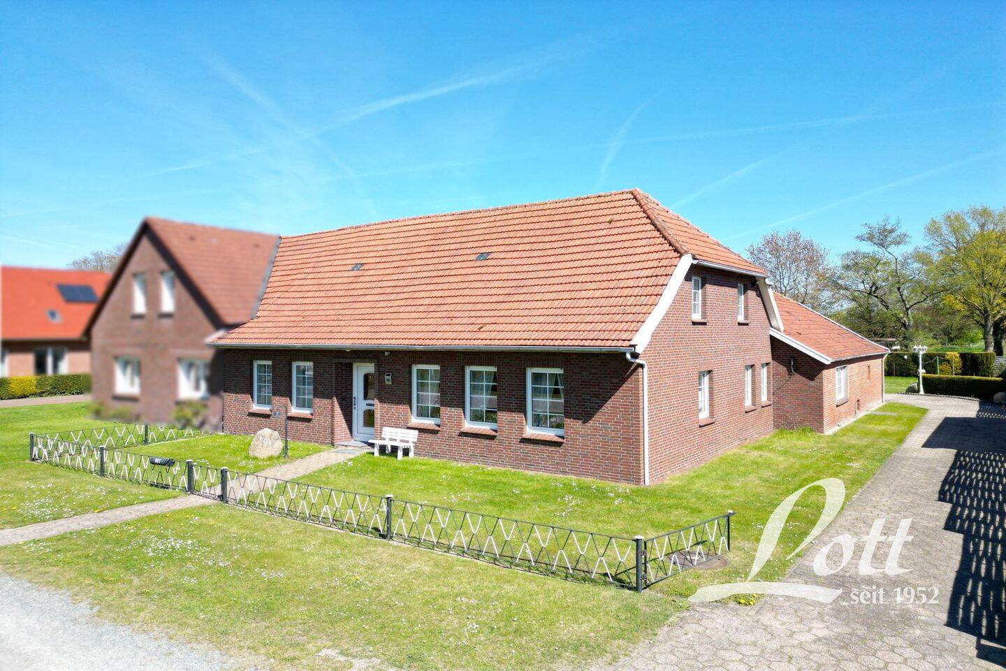 +++ Doppelhaushälfte mit viel Potenzial und gr. Nutzfläche in beliebter Kanallage von Augustfehn +++, 26689 Apen