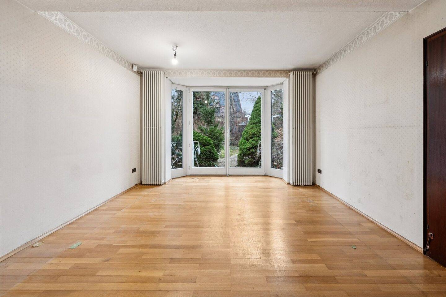 Großzügiges Einfamilienhaus mit weitläufigem, parkähnlichem Gartengrundstück, 95445 Bayreuth