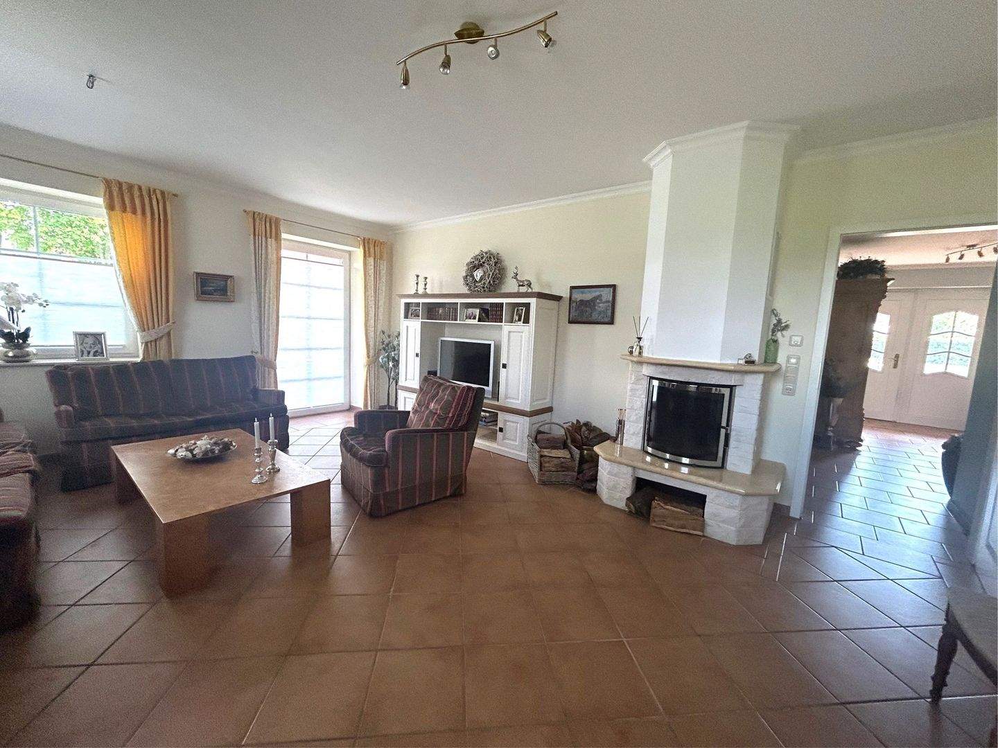 Großzügige Reitanlage auf 10 ha, 20 Boxen+ Laufstall, Reithalle, PV, modernes EFH+3 Whg. 450 m² Wfl.!, 29646 Bispingen