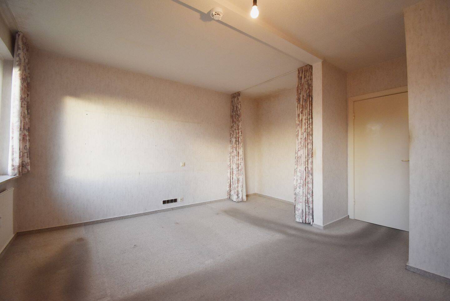 Bezugsfreie, helle 3-Zimmer-Wohnung mit Balkon in zentrumsnaher Lage von Husum, mit PKW-Stellplatz, 25813 Husum