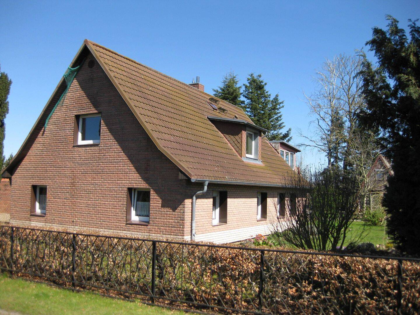 Landleben pur bei Niepars, OT Kummerow Heide – EFH mit 2 Kaminöfen, Parkett, EBK & einladenen Innenhof, Doppel-Garage & Nebengelass, 18442 Niepars (Kummerow)