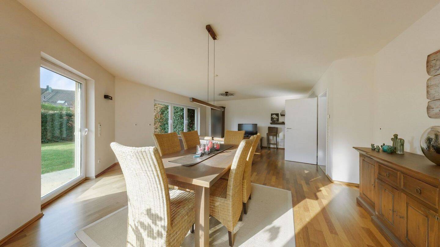 Seltene Gelegenheit: DHH am Ortsrand mit Gartenidylle & vielseitigem Raumangebot, 61381 Friedrichsdorf